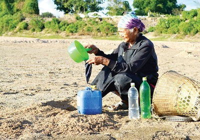 A woman trying to extract water from the dry bed of the Ba River in Kong Chro District in the central highland province of Gia Lai (Photo: SGGP) A woman trying to extract water from the dry bed of the Ba River in Kong Chro District in the central highland province of Gia Lai (Photo: SGGP)